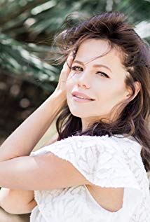How tall is Tammin Sursok?